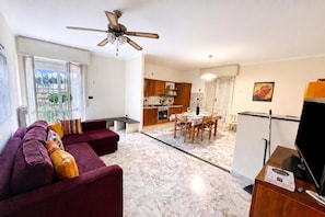 Appartement Familial, 1 chambre, balcon, côté montagne (La Pietra sul Mare Apartment with) | Coin séjour