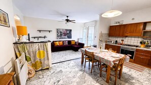 Perhehuoneisto, 1 makuuhuone, parveke, vuorten lähellä (La Pietra sul Mare Apartment with) | Oleskelualue