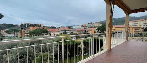 Family Apartment, Multiple Bedrooms, Mountainside (La Pietra sul Mare) | Property grounds