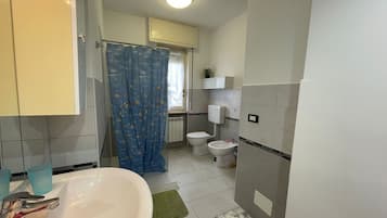 Family Apartment, Multiple Bedrooms, Mountainside (La Pietra sul Mare) | Bathroom | Shower, hair dryer, bidet, towels