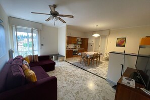 Familie appartement, meerdere slaapkamers, uitzicht op gebergte (La Pietra sul Mare) | Woonruimte | Een 21-inch flatscreentelevisie met satellietzenders
