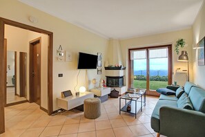 Appartamento familiare, camere multiple, lato montagna (Lakeview Bliss / pool & fenced Garden) | Area soggiorno | Smart TV 21 pollici con canali via cavo