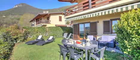 Family Apartment, 2 Bedrooms, Microwave, Mountainside (Lakeview Bliss / pool & fenced Garden) | Outdoor dining