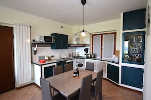 Frigorifero, microonde, forno, piano cottura