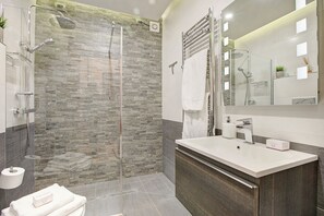 Departamento familiar, varias habitaciones (Lakeview Bliss / pool & fenced Garden) | Baño | Regadera, toallas, jabón, shampoo 