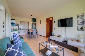 Departamento familiar, varias habitaciones (Lakeview Bliss / pool & fenced Garden) | Área de sala de estar | Smart TV de 21 pulgadas con canales por cable 