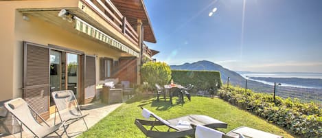 Familieleilighet, flere soverom, ved fjell (Lakeview Bliss / pool & fenced Garden) | Utendørsservering