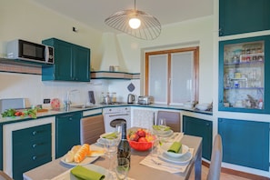 FamiljelÀgenhet - flera sovrum - intill bergen (Lakeview Bliss / pool & fenced Garden) | Eget pentry | KylskÄp, mikrovÄgsugn, ugn och spishÀll