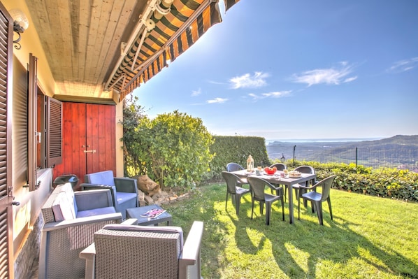 Family Apartment, 2 Bedrooms, Microwave, Mountainside (Lakeview Bliss / pool & fenced Garden) | Outdoor dining