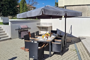 Familienapartment, 2 Schlafzimmer, 2 Bäder (Countryside Istria 2BDR App Pius 1) | Speisen im Freien