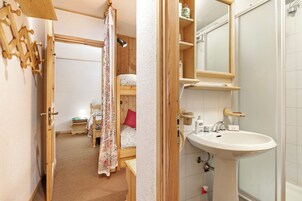 Apartamento familiar, varias habitaciones (Appartamento Quota 1800) | Baño | Ducha, secador de pelo, bidé y toallas