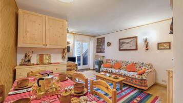 Family Apartment, Multiple Bedrooms (Appartamento Quota 1800) | Dining