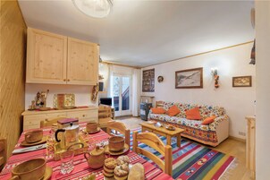 Family Apartment, Multiple Bedrooms (Appartamento Quota 1800) | Dining