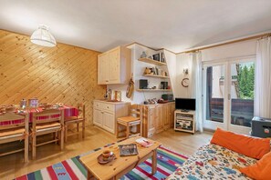 Apartamento familiar, varias habitaciones (Appartamento Quota 1800) | Zona de estar | Smart TV de 21 pulgadas con canales por cable