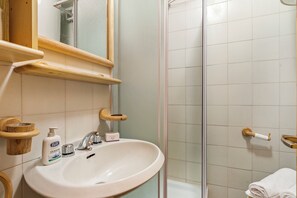Family Apartment, Multiple Bedrooms (Appartamento Quota 1800) | Bathroom | Shower, hair dryer, bidet, towels - Appartamento Quota 1800 (Claviere)
