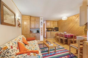 Family Apartment, Multiple Bedrooms (Appartamento Quota 1800) | Living area | 21-inch Smart TV with cable channels - Appartamento Quota 1800 (Claviere)