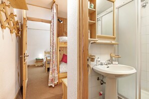 Familielejlighed - flere soveværelser (Appartamento Quota 1800) | Badeværelse | Bruser, hårtørrer, bidet, håndklæder