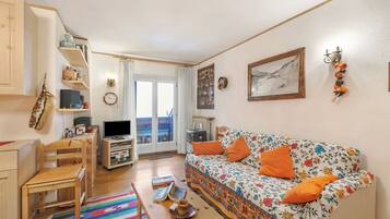 Apartamento família, vários quartos (Appartamento Quota 1800) | Área de estar | Smart TV 21 polegadas com canais a cabo