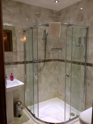 Douche, sĂšche-cheveux, serviettes fournies, savon