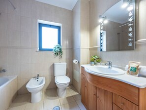 Een douche, een haardroger, handdoeken