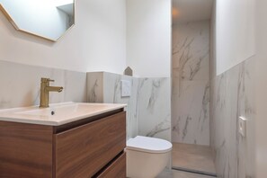 Ducha, secador de pelo, toallas