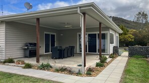 Outdoor dining - Clematis Retreat (Halls Gap)