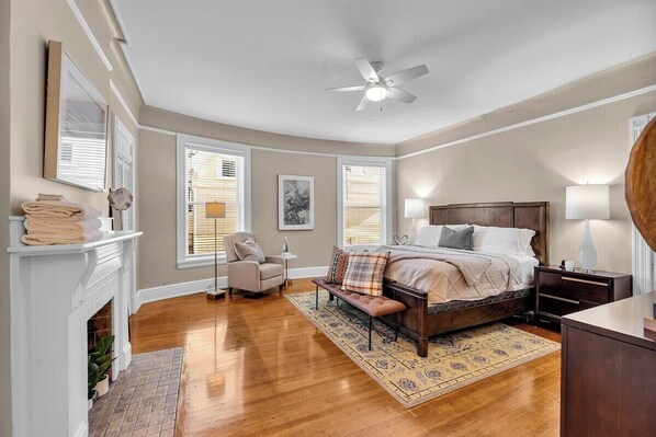 2 soverom, strykejern/-brett, reiseseng for barn og wi-fi