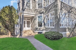 Exterior - Spacious and Sunlit 2 Bedroom Near Eden Park (Cincinnati)