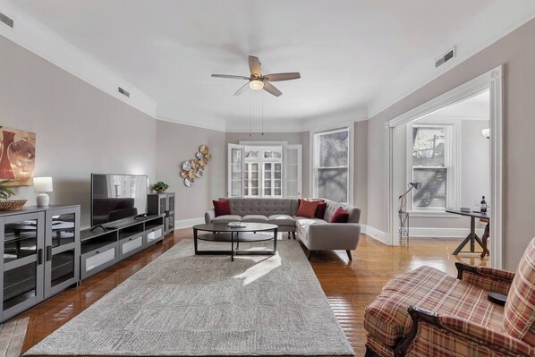 Living area - Spacious and Sunlit 2 Bedroom Near Eden Park (Cincinnati)