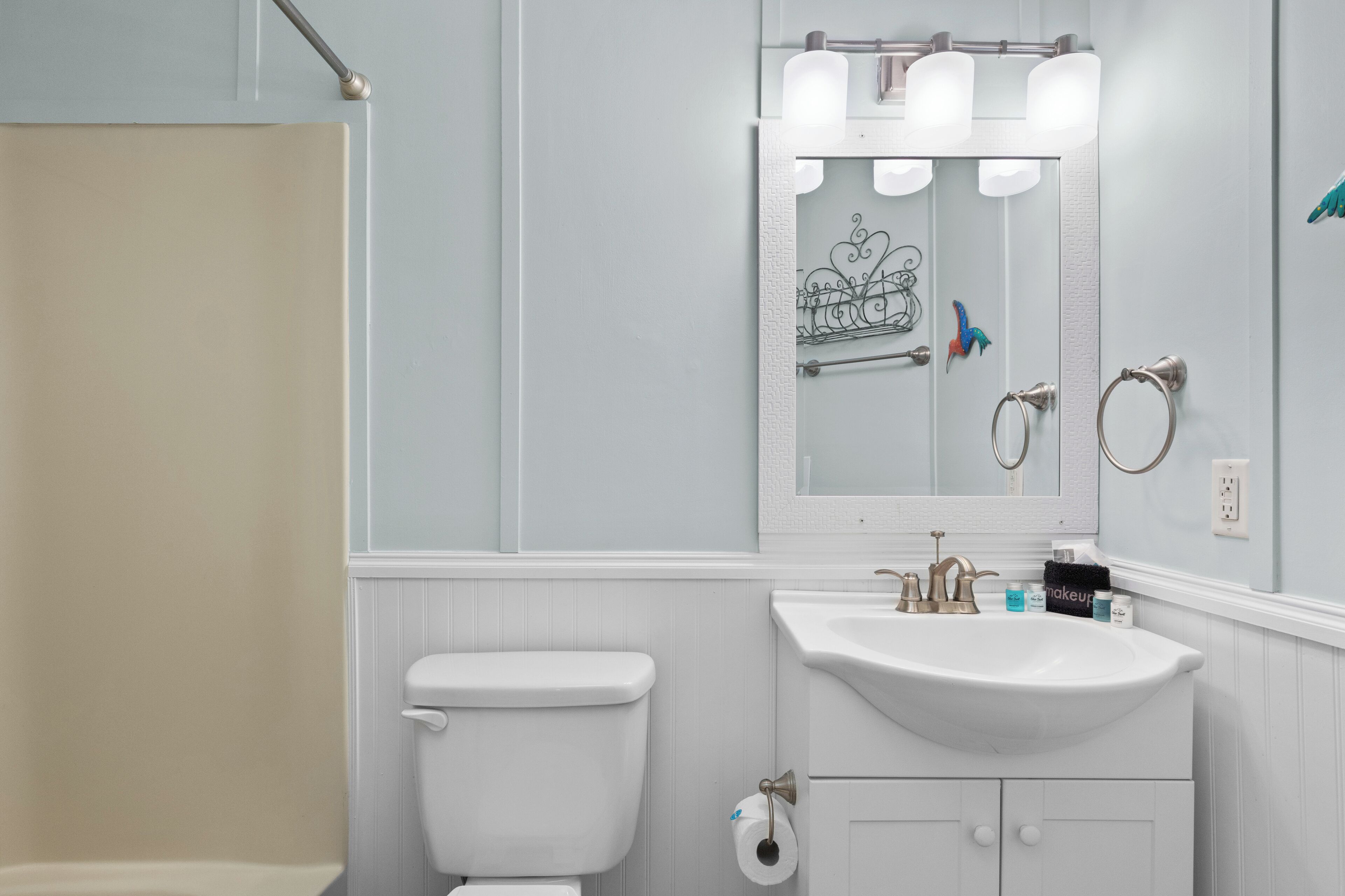 Un baño con inodoro, lavabo y espejo.