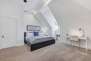 2 bedrooms, iron/ironing board, WiFi, bed sheets - Luxurious 2 Bdrm 2 Bath 3rd floor Walkup (Cincinnati)