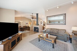 House, 4 Bedrooms | Living area | Smart TV