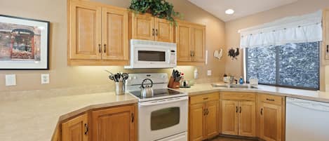 House, 4 Bedrooms | Private kitchen