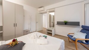 Unclassified image, 5 of 28, button - Central Flat In Genova (Genoa)