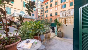 Unclassified image, 4 of 28, button - Central Flat In Genova (Genoa)