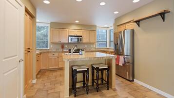 House, 3 Bedrooms | Private kitchen | Fridge, oven, coffee/tea maker, toaster