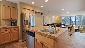 Nhà, 3 phòng ngủ | Bếp riêng | Tủ lạnh, lò nướng, dụng cụ pha cà phê/trà, lò nướng bánh mì