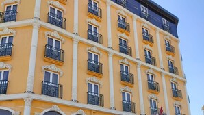 Un hotel de varios pisos con balcones, una entrada destacada y un letrero que dice 'KAYA PALAS HOTEL'.