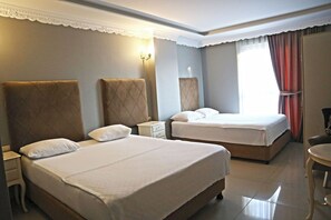 Minibar, skrivebord, skrivebord for bærbar PC og wi-fi (inkludert)