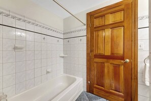 Douche, sèche-cheveux, serviettes fournies, savon