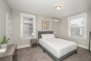 3 habitaciones, escritorio, tabla de planchar con plancha y wifi