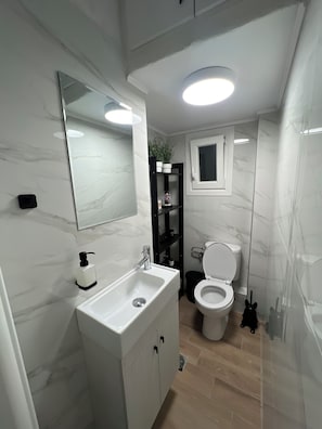 Douche, sèche-cheveux, serviettes fournies, savon