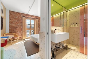 Quarto casal superior | Banheiro | Chuveiro, produtos de toalete grátis, secador de cabelo, chinelos