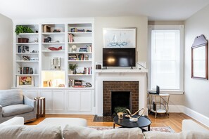 Living area - Majestic and Spacious 3 Bdrm 2 Bath Near Eden Park (Cincinnati)