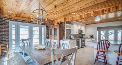 *Cypress Chaos* beautiful home with incredible marsh views in Willowbank