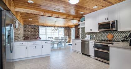 Cypress Chaos, beautiful home with incredible marsh views in Willowbank