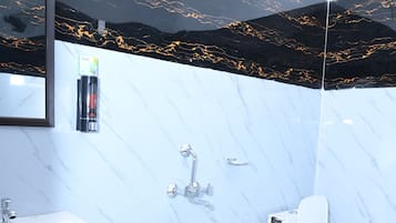 Roupões de banho, chinelos, toalhas de banho