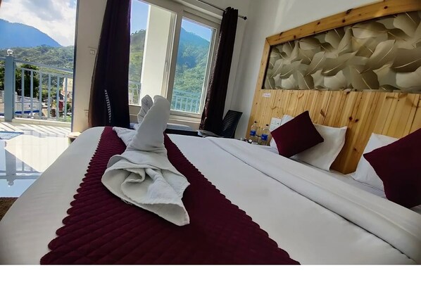 Deluxe Double Room, Balcony | 1 bedroom, individually furnished, soundproofing, free WiFi