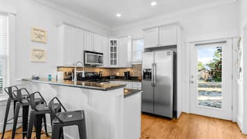 Ferienhaus, Blick auf die Anlage | Eigene Küche