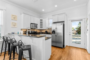 Refrigerador con freezer, microondas, horno, placa de cocina